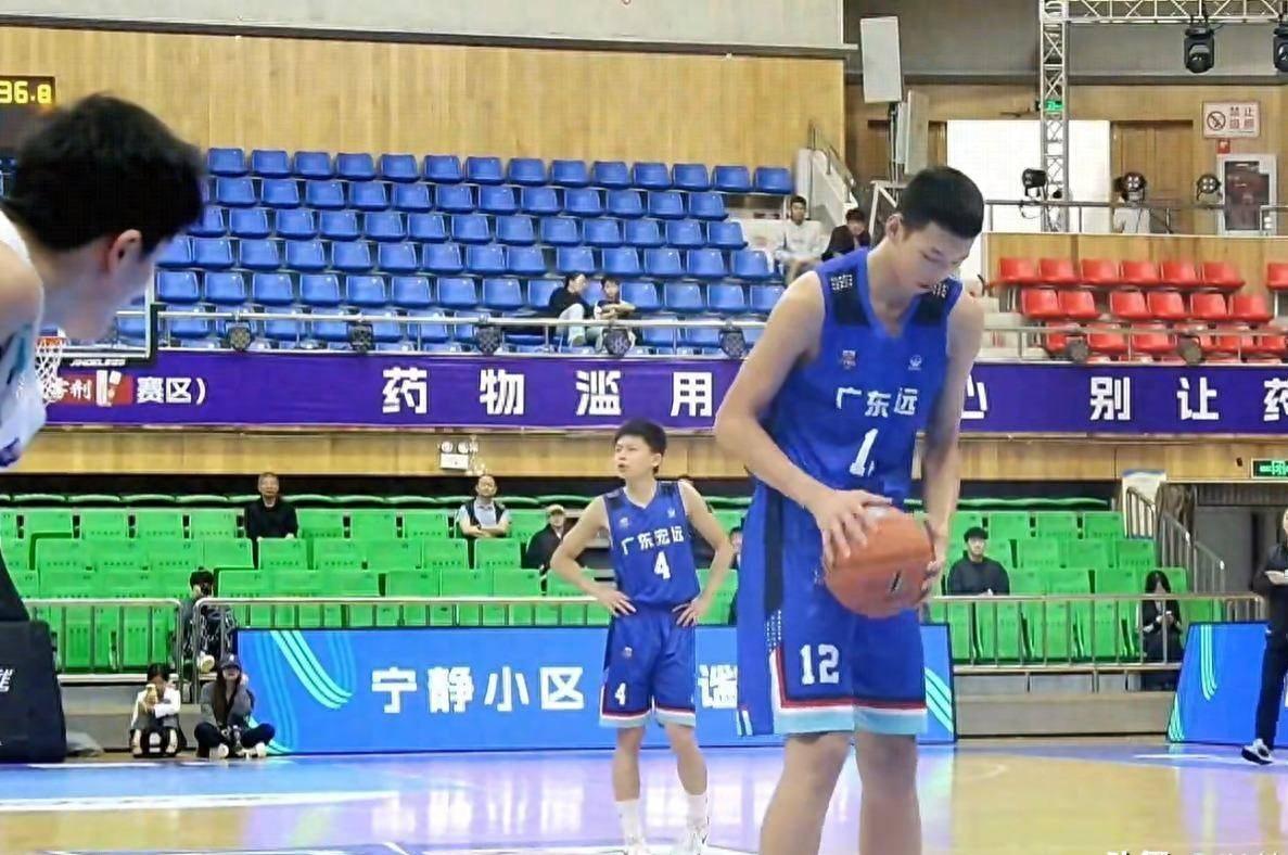 华体会体育官方网-朱芳雨早已注意他3年，15岁身高2米07，11投全中，真是个好苗子